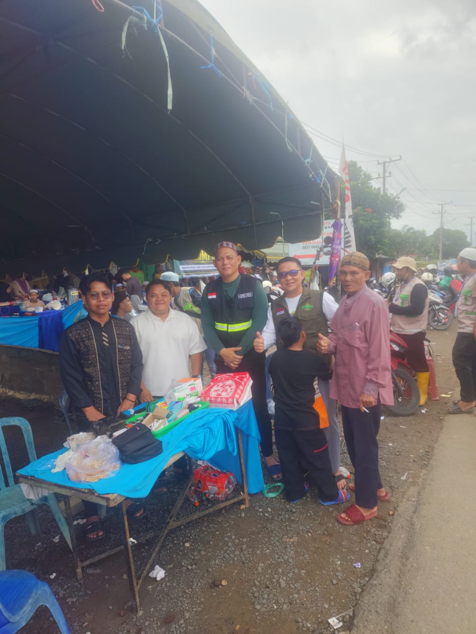 KH. Anwar Hadimi Dampingi LKNU Barito Kuala di Posko berikan layanan untuk para Jamaah